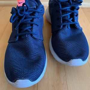 Nike navy sneaker tennis shoe sz 6 tanjun
